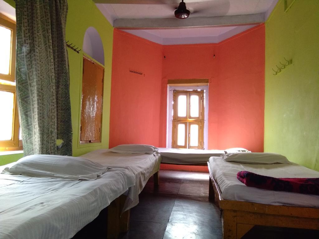 Yogi Lodge Benares Buitenkant foto
