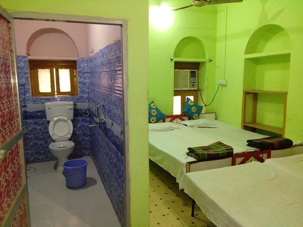Yogi Lodge Benares Buitenkant foto
