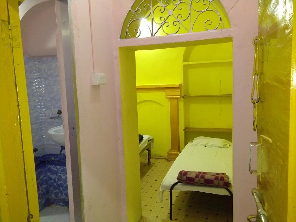 Yogi Lodge Benares Buitenkant foto